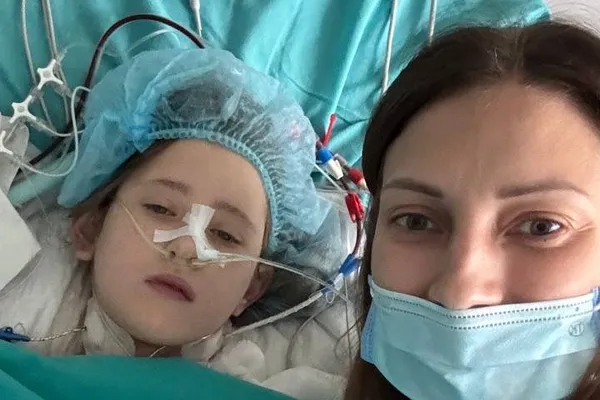 Альона Склярова з донькою Кірою після пересадки серця в Інституті серця у Києві, липень 2025 року