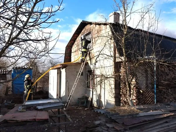 На Ковельщині з невідомої причини горіла господарська будівля (фото)