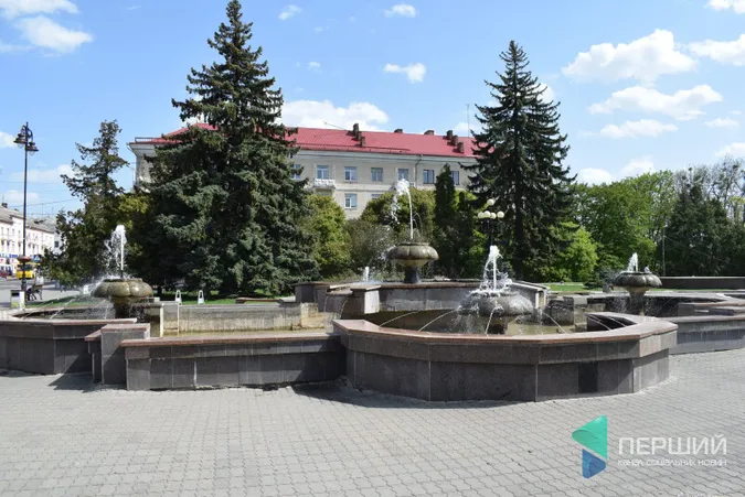 У Луцьку увімкнули фонтани до Великодня (фото)