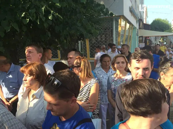 Мало кого ця подія залишила байдужим. Кількість лучан постійно збільшувалася.