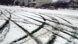 На футбольному полі "Волині" невідомі влаштували автогонки (фото, відео)