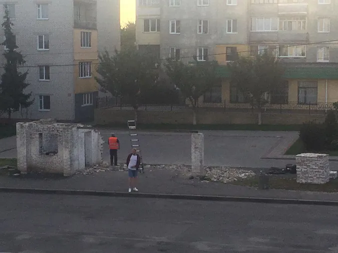 У Луцьку розібрали «діряву» зупинку на Теремнівській (фото)
