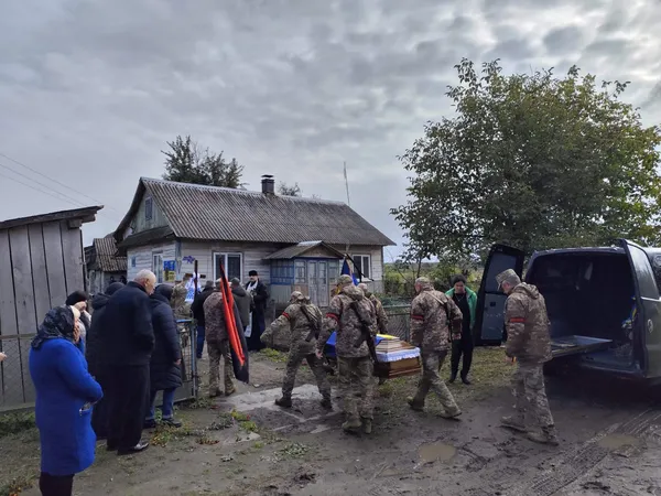 Загинув майже рік тому: на Волині попрощалися з воїном Леонідом Ткачем (фото)