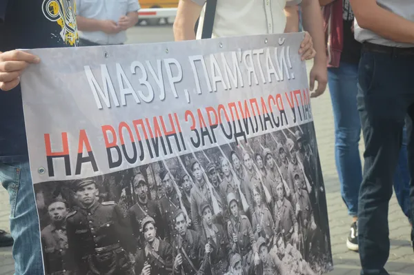 Волинські націоналісти передали новому польському консулу у Луцьку книжку про Бандеру