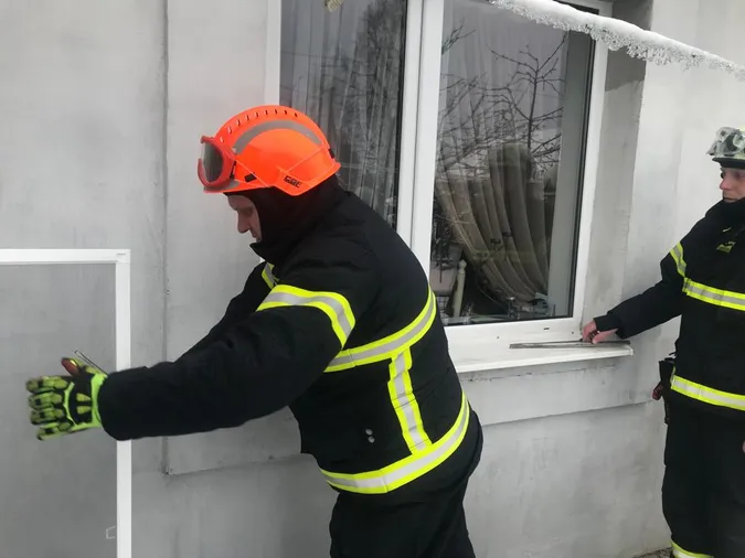 Під Луцьком трирічна дитина зачинилась у хаті – довелося «заходити» через вікно (фото)