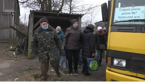 Немає транспорту: волинські дачники долають пішки п'ять кілометрів (відео)