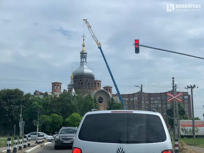 У Луцьку на одній з церков встановили нові хрести (фото)
