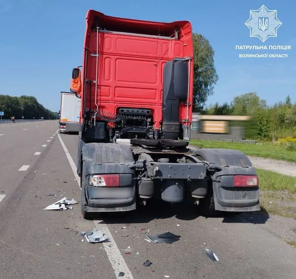 «П'яна» ДТП: на Волині вантажівка в'їхала у припаркований DAF (фото, відео)