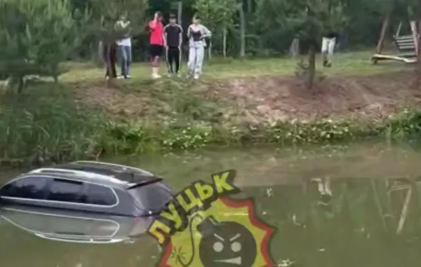 Під Луцьком під час відпочинку втопили авто (фото)