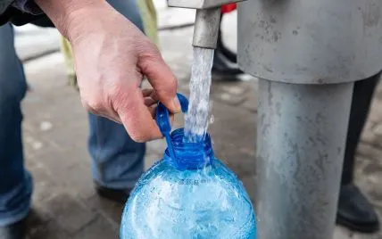 Російські окупанти в Маріуполі поливають газони, де людям бракує води (відео)