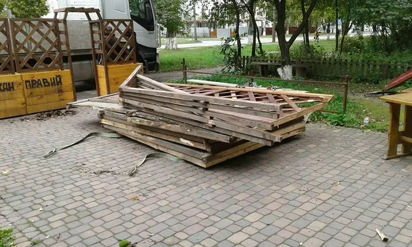 Луцькі муніципали «розібрали» альтанку біля пабу, яка стояла роками (фото)