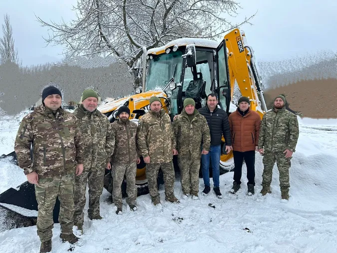 Громада на Волині купила для військових новенький екскаватор