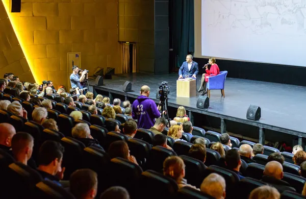 Що запитували в Андрія Покровського на відкритій зустрічі у Луцьку (фото)
