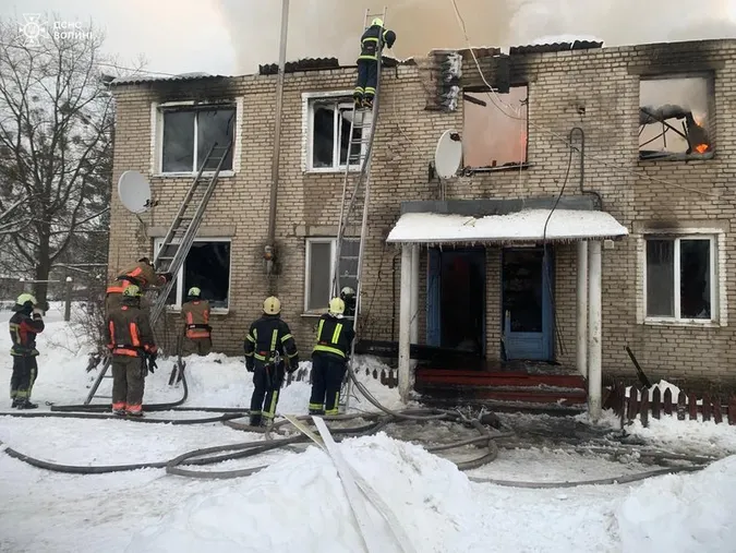 «Як тільки всередині вигоріло, стіни попадали»: власники згорілого будинку на Волині – про наслідки пожежі