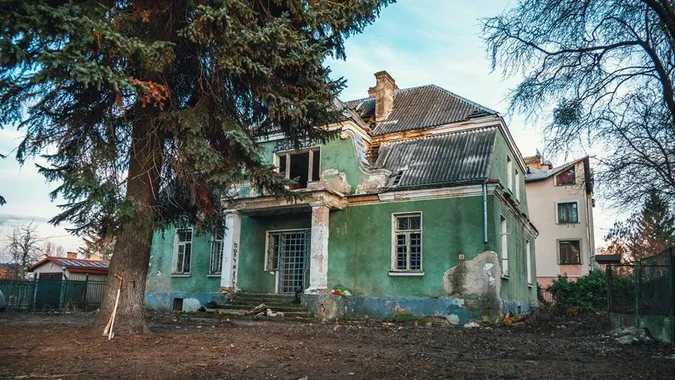 У Луцьку розчистили хащі біля занедбаного будинку на Ярощука (фото)