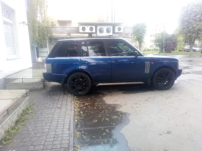«Як на могилку»: у Луцьку авто паркохама «прикрасили» квітами (фото)