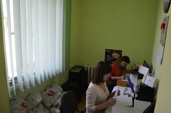 В такому приміщенні тісняться працівники Центру