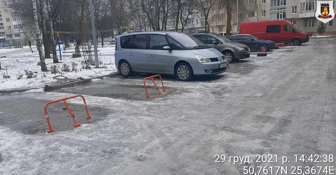 У Луцьку муніципали демонтують юніпаркери, які автовласники встановили у своєму дворі (фото)