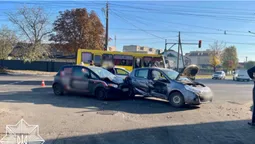 У Луцьку водій виїхав на «зустрічку» і врізався у Mitsubishi