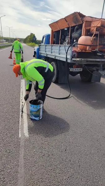 На Волині дорожники герметизують тріщини на автошляху (фото)