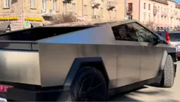 Таких в Україні є три: у центрі Луцька помітили рідкісну Tesla Cybertruck (відео)