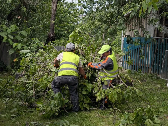 120 тонн «відходів руйнації»: у Луцьку ліквідовують наслідки вибухів (фото)
