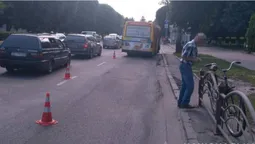 У Луцьку на Перемоги маршрутка збила пенсіонера на велосипеді (фото)