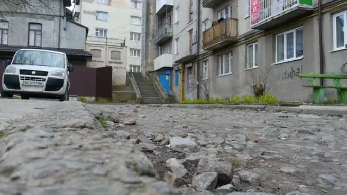 У Луцьку просять відремонтувати аварійну дорогу