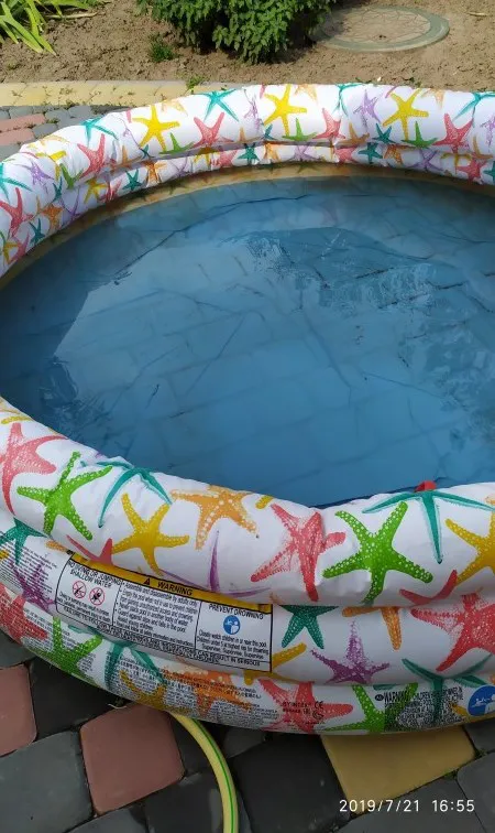 Мутна та брудна: у Луцьку з кранів тече вода з піском (фото)