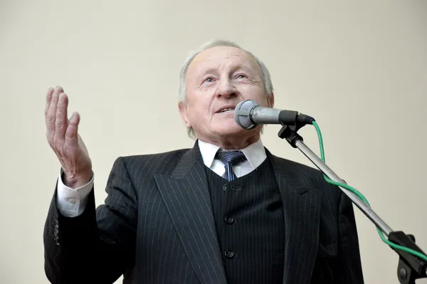 У Луцькому «політесі» чоловіки креативно привітали жінок (фото)