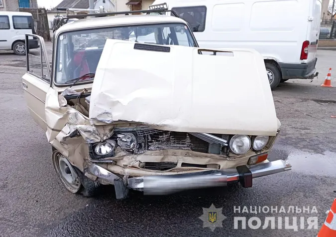У Луцьку «жигуль» протаранив бус – водій у лікарні (фото)