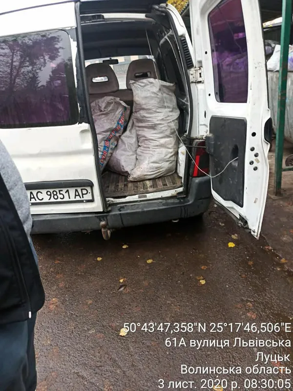 Біля контейнерів на Львівській впіймали мешканців сіл із будівельним сміттям (фото)