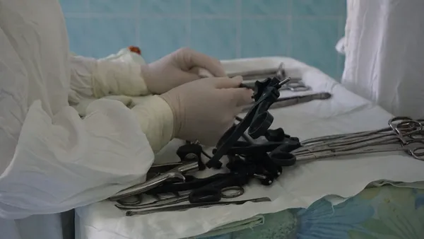 «Ми божевільні, ненормальні люди», або Які вони – будні луцьких медсестер (репортаж, фото 18+)