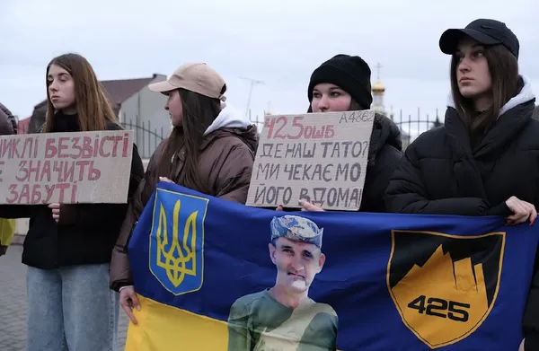 Десятки людей з прапорами та гаслами: у Володимирі вийшли на мирну акцію (фото)
