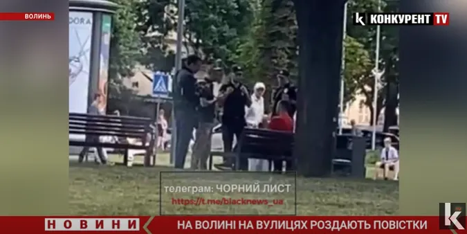 У Луцьку на вулицях роздають повістки: що це означає (відео)