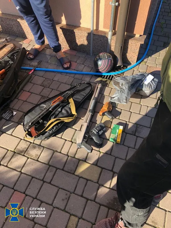 Обшуки на постах «Луцьк», «Рівне», «Дубно», «Сарни»: митників викрили на схемі з розмитнення авто (фото, відео)