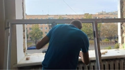 Місяць після обстрілу Луцька: жителі будинку жаліються на його повільне відновлення (відео)