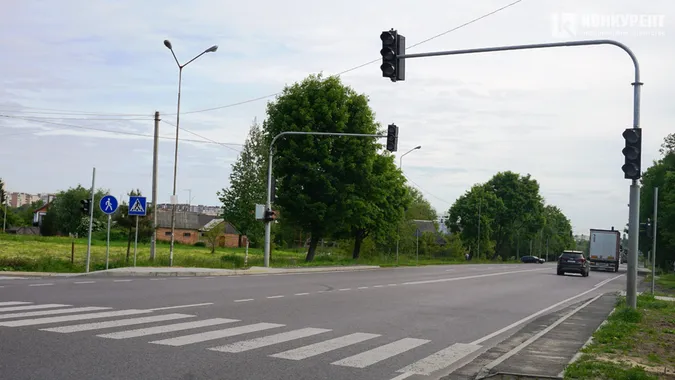 Чому на Об'їзній у Рованцях досі не працюють нові світлофори (фото)