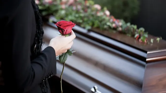 18-річний лучанин збирає гроші, аби поховати померлу у Польщі матір