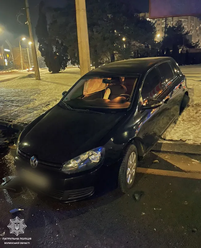 У Луцьку п'яний водій Dodge втратив керування на кільці і «влетів» у Volkswagen (фото)