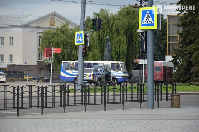 Захоплення заручників у центрі Луцька: що відбувається на місці (ФОТО)