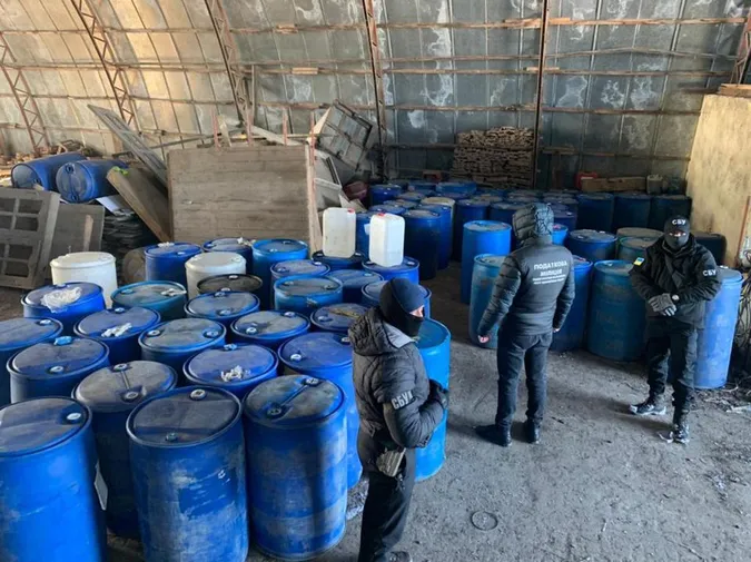 Податкова міліція Волині виявила канал збуту алкогольного фальсифікату (фото)