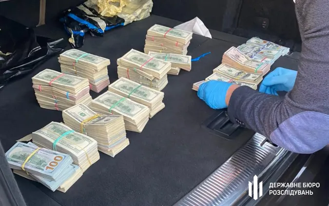 700 000 $ в авто: затримали волинського митника, який віз хабар у Київ (фото, відео)
