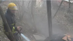 У Луцьку загорівся гараж: рятували автомобіль (фото)