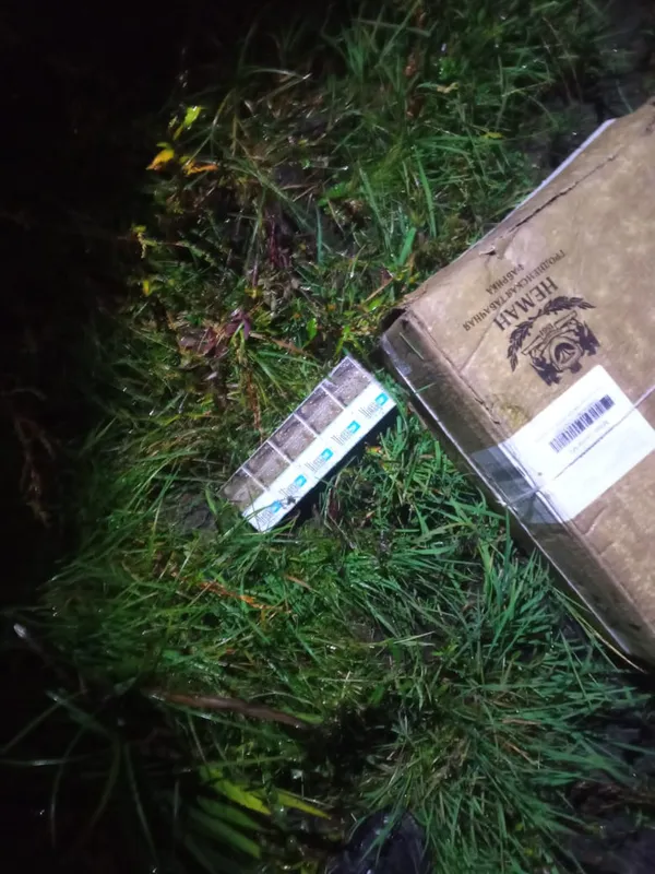 На Волині контрабандисти заховали в кущах майже 7 тисяч пачок сигарет (фото, відео)