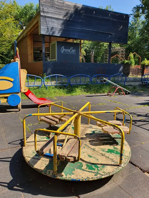 Облізла фарба і гострі іржаві краї: у луцькому парку діти бавляться на небезпечному майданчику (фото)