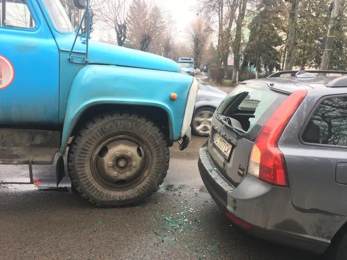 У Луцьку вантажівка «Луцьктепла» врізалася в іномарку (фото)