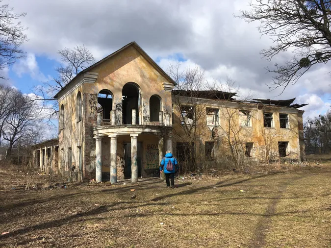 У Голобах панський маєток перетворили на сміттєзвалище із матюками на стінах