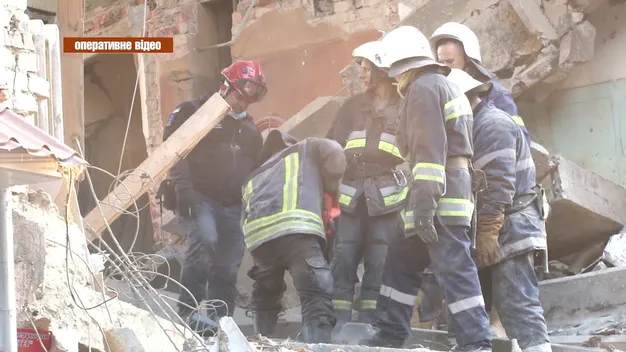 Не вибух газу: вночі у Дрогобичі обвалився під'їзд будинку (фото, відео)