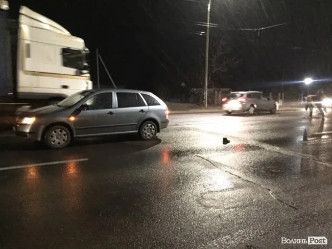 Біля Луцька – аварія: від удару у чоловіка злетіло взуття (фото)